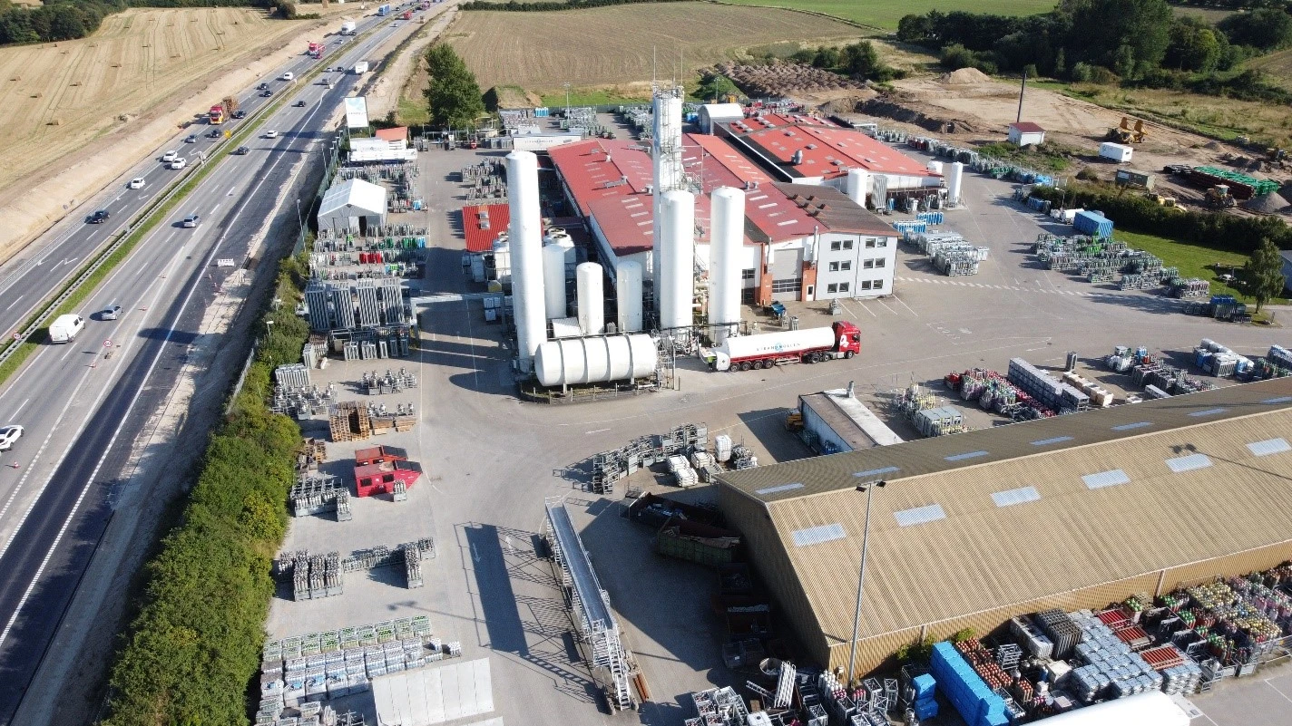 Strandmøllen bygninger i Ejby på Fyn set ovenfra. Billede af arbejde med gas. 