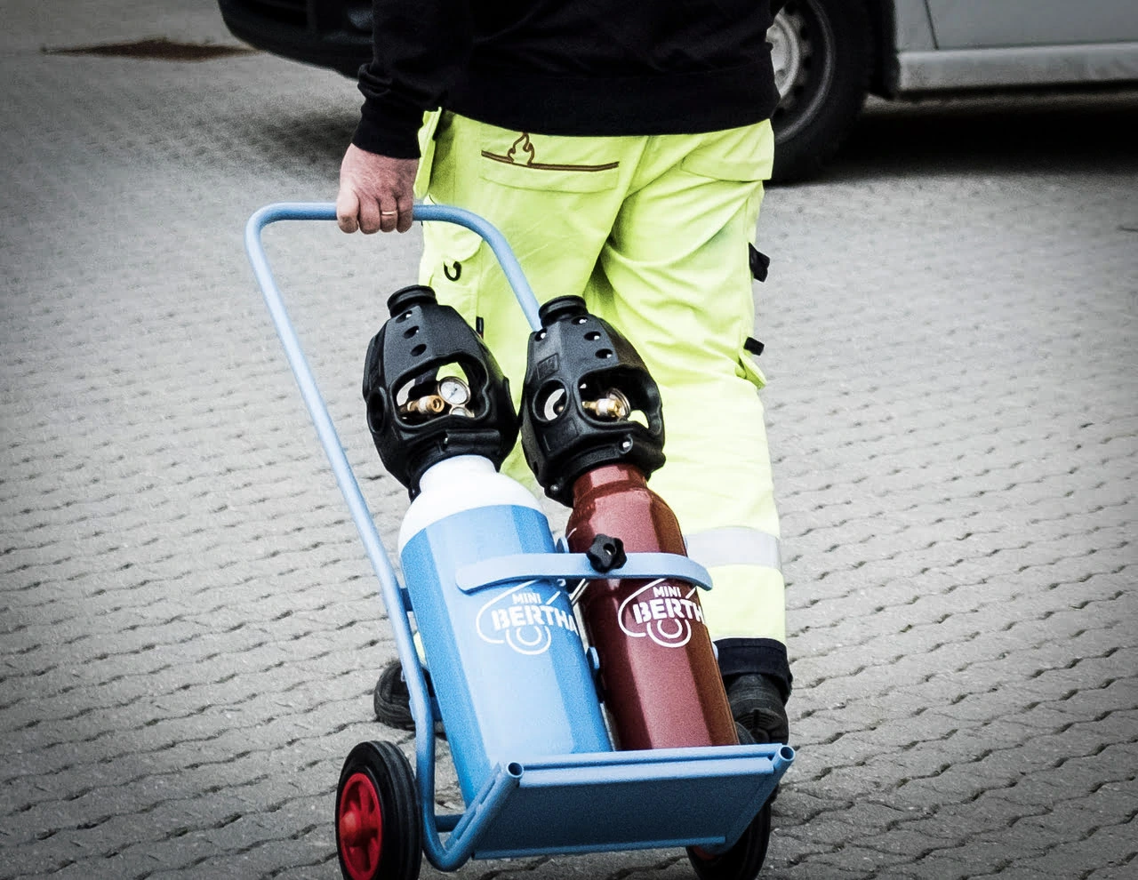 Glad medarbejder på Strandmøllen snakker sammen på fabrik. Arbejde i gas industri. 