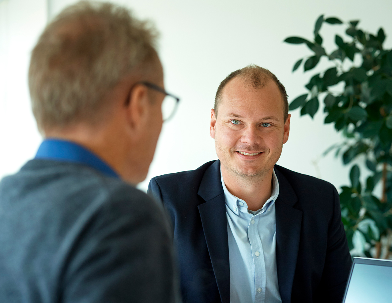Medarbejder på fabrik, gas industri, god rådgivning, glad kollega. 