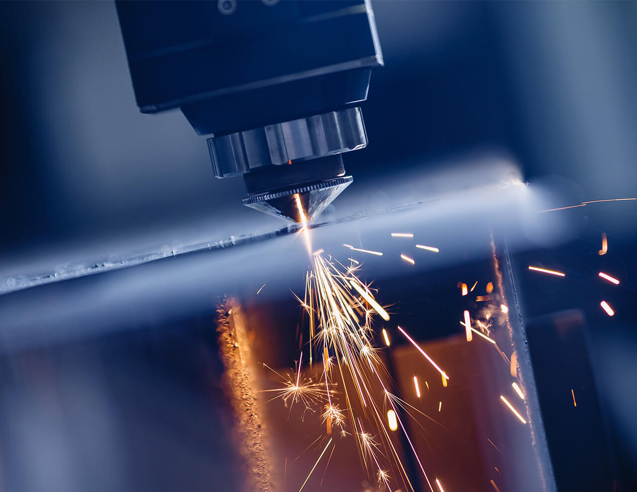 Laserskæring af stål og metal, smelter materiale med gas, køb gas på flaske til metal arbejde 